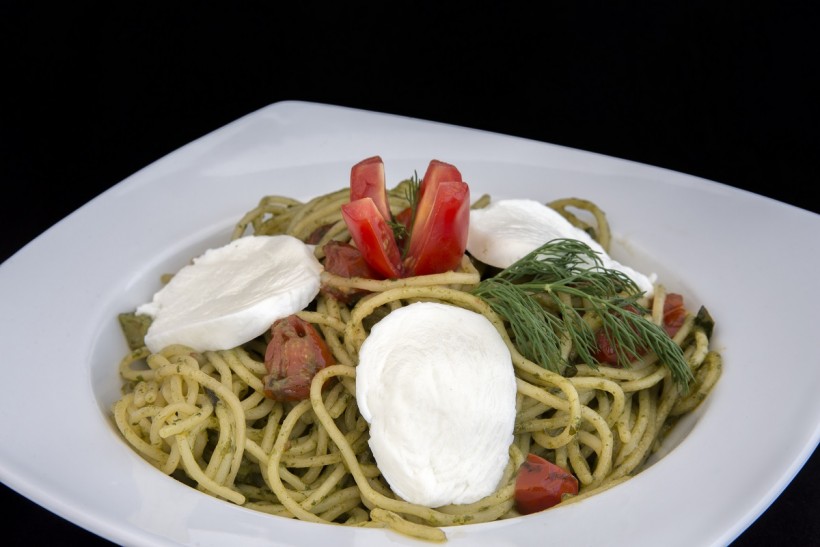 Spaghetti with basil pesto